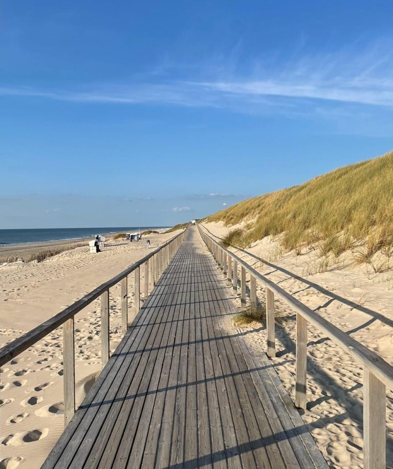 Steg an der Nordsee mit Strand, Strandkörben und Dünen